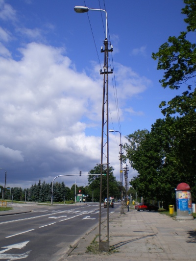 Być może już wkrótce takie słupy nie będą jedynymi śladami obecności tramwajów w Olsztynie (Bałtycka przy skrzyżowaniu z aleją Przyjaciół)