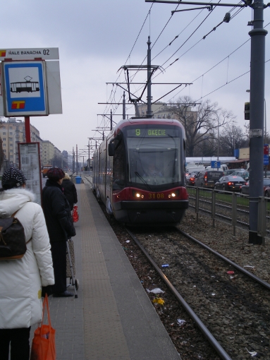 Pesa 120N na przystanku Hale Banacha (ul. Grójecka) w Warszawie