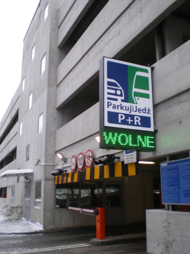 Wjazd na parking Parkuj i jedź przy warszawskim węźle przesiadkowym Młociny