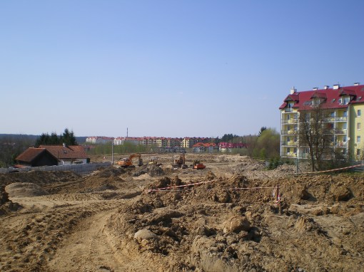 Budowa alei Sikorskiego (po prawej blok przy ulicy Jarockiej 74b)