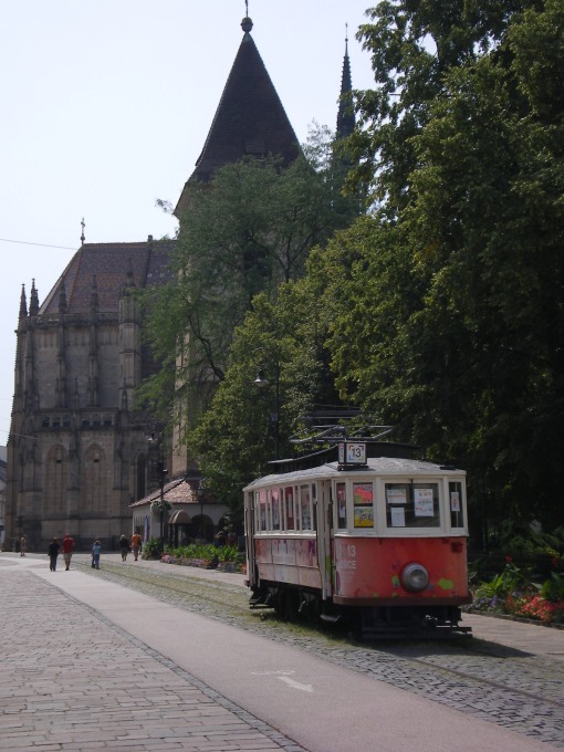 Zabytkowy tramwaj przed katedrą św. Elżbiety na Hlávnych námiestiach w Koszycach