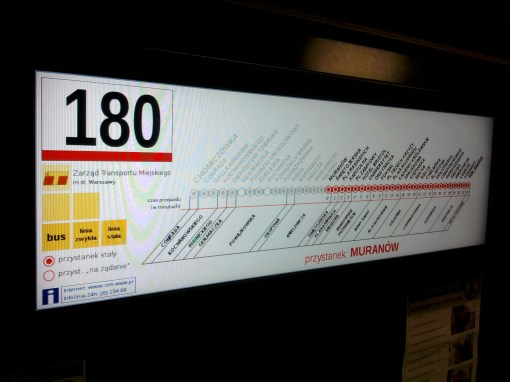 Elektroniczna tablica przystankowa wewnątrz autobusu
