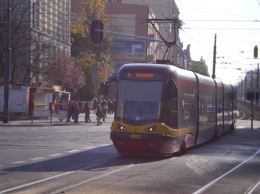 Pesa 122N na przystanku Zielona w Łodzi