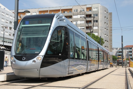 Alstom Citadis 302 na przystanku końcowym Arènes w Tuluzie