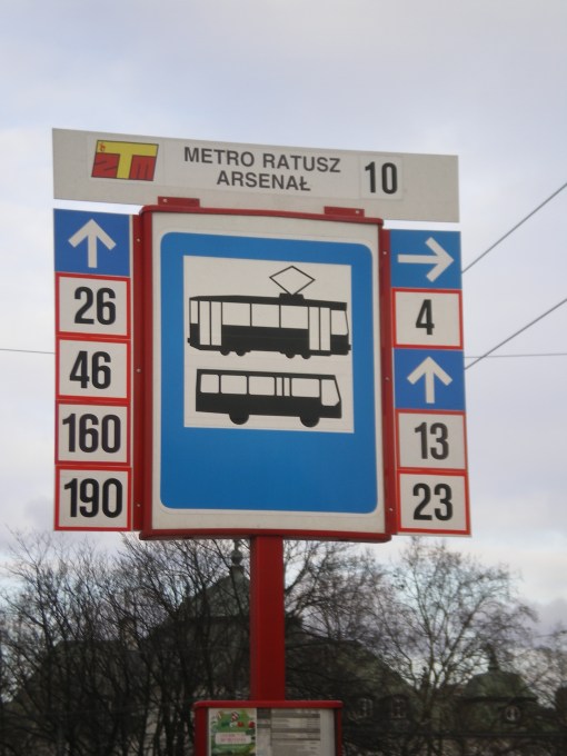 Oznakowanie przystanku tramwajowo-autobusowego (Metro Ratusz Arsenał w Warszawie)
