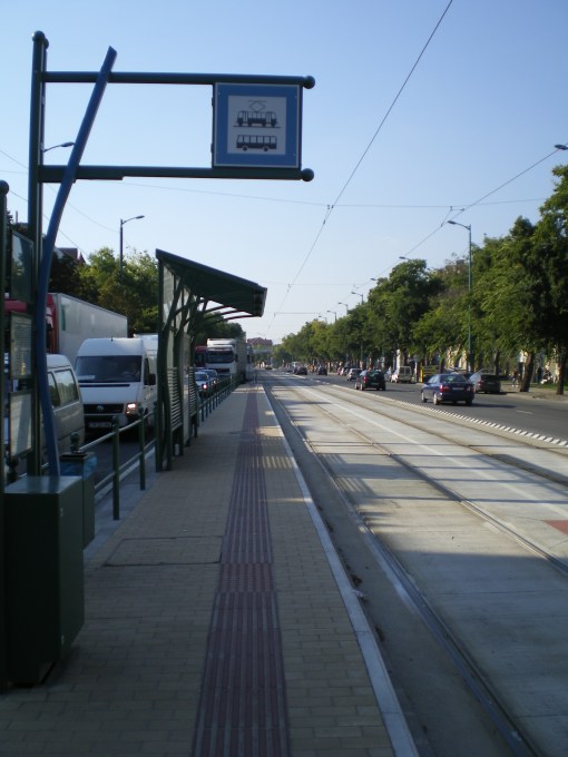 Przystanek tramwajowo-autobusowy Tavasz utca na Kossuth Lajos sugárút w Segedynie