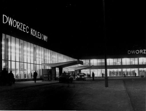 Dworzec Główny w Olsztynie nocą (lata 70. XX w.)