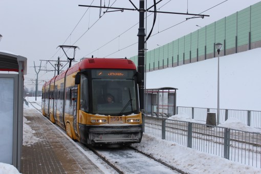 Dwukierunkowa Pesa 120NaDuo (Swing Duo) na przystanku Stare Świdry w Warszawie