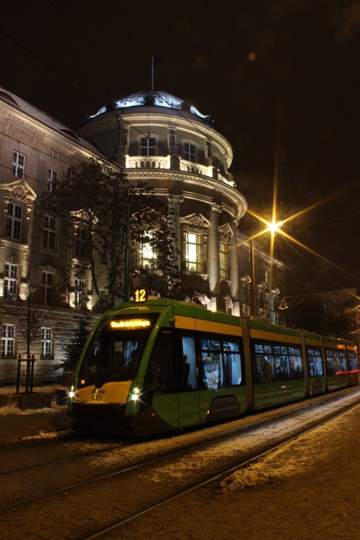 Solaris Tramino S105P przed Collegium Maius w Poznaniu