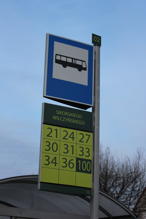 Słupek przystankowy nowego systemu identyfikacji wizualnej Olsztyna (przystanek Sikorskiego Wilczyńskiego)