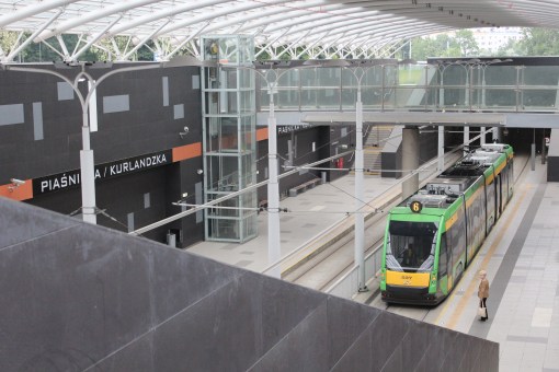 Solaris Tramino S105P (Tramino Poznań) na przystanku Piaśnicka/Kurlandzka