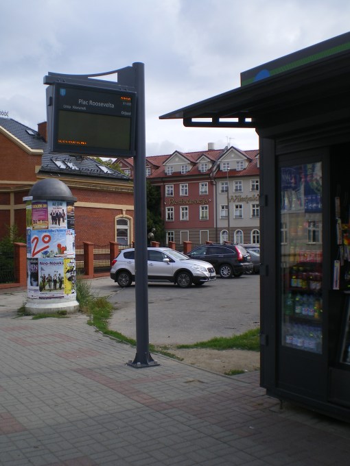 Tablica informacji pasażerskiej na przystanku Plac Roosevelta przy Szrajbera (7 sierpnia 2014)