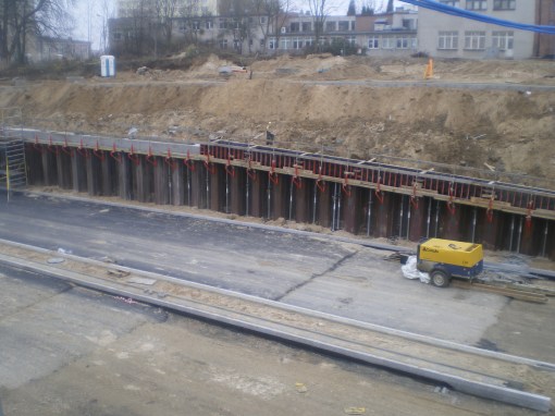 Budowa ulicy Obiegowej i biegnącej przy niej linii tramwajowej (16 listopada 2014)