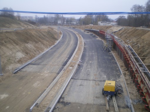 Budowa ulicy Obiegowej i biegnącej przy niej linii tramwajowej - widok z wiaduktu ulicy Żołnierskiej (16 listopada 2014)