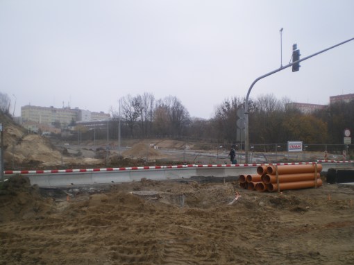 Budowa ulicy Obiegowej i biegnącej przy niej linii tramwajowej (16 listopada 2014)