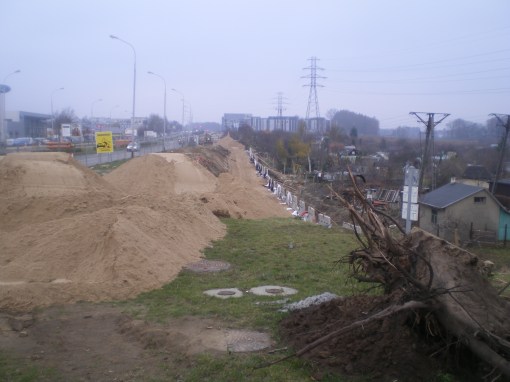 Budowa linii tramwajowej przy alei Sikorskiego - okolice skrzyżowania z ulicą Dywizjonu 303 (16 listopada 2014)