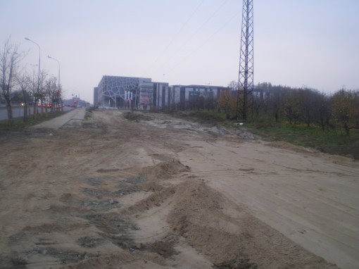 Budowa linii tramwajowej przy alei Sikorskiego - okolice skrzyżowania z ulicą Tuwima (16 listopada 2014)