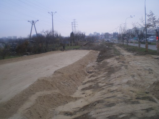 Budowa linii tramwajowej przy alei Sikorskiego - okolice skrzyżowania z ulicą Tuwima (16 listopada 2014)