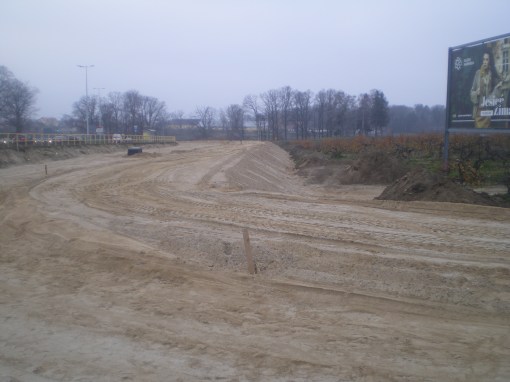 Budowa linii tramwajowej przy alei Sikorskiego - skrzyżowanie z ulicą Tuwima (16 listopada 2014)