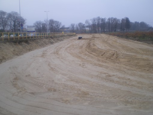 Budowa linii tramwajowej przy alei Sikorskiego - skrzyżowanie z ulicą Tuwima (16 listopada 2014)