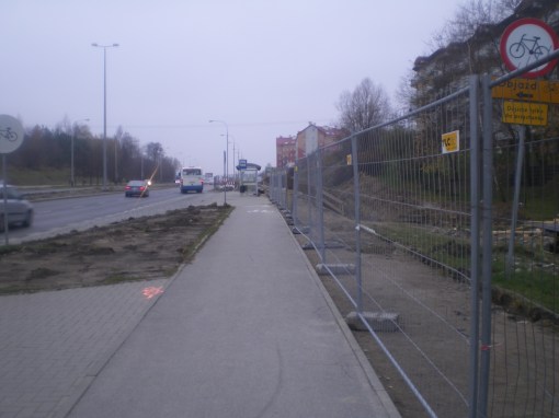 Budowa linii tramwajowej przy alei Sikorskiego - okolice skrzyżowania z ulicą Minakowskiego (16 listopada 2014) © OlsztyńskieTramwaje.pl