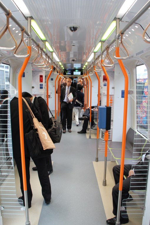 Wnętrze tramwaju wysokoperonowego (Stadtbahnu) Vossloh TW3000 dla Hannoweru