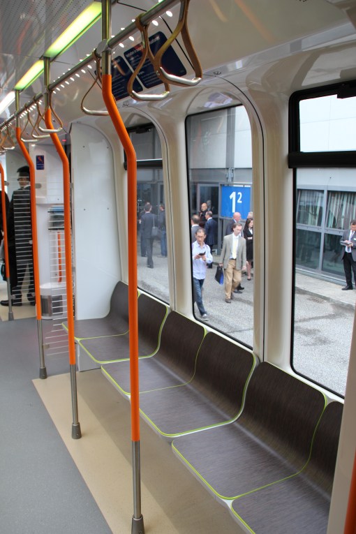 Wnętrze tramwaju wysokoperonowego (Stadtbahnu) Vossloh TW3000 dla Hannoweru