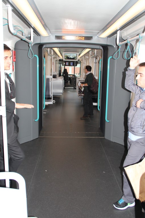 Wnętrze tramwaju własnej marki wyprodukowanego przez stambulskiego przewoźnika İstanbul Ulaşım