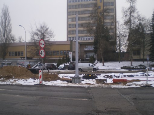 Słup trakcji tramwajowej na ulicy Towarowej (22 stycznia 2015)