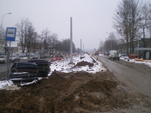 Słupy trakcji tramwajowej na ulicy Towarowej (22 stycznia 2015)