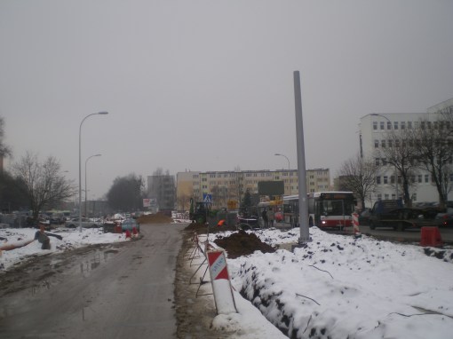 Słup trakcji tramwajowej na ulicy Towarowej (22 stycznia 2015)