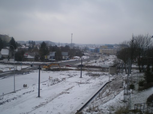 Budowa linii tramwajowej przy skrzyżowaniu ulicy Obiegowej z ulicą Pstrowskiego i aleją Sikorskiego (4 lutego 2015)