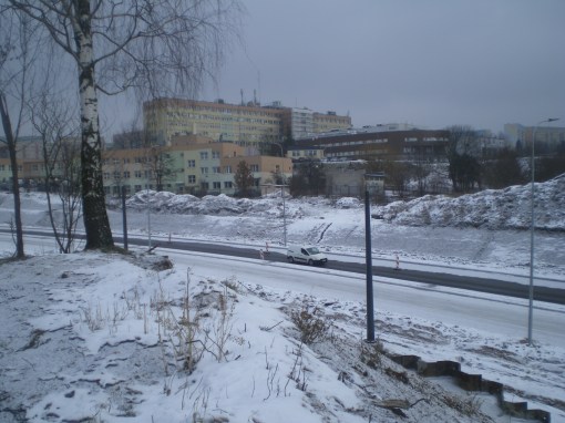 Słupy trakcji tramwajowej przy ulicy Obiegowej, w tle Szpital Wojewódzki (4 lutego 2015)
