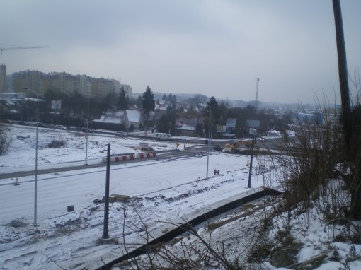 Budowa linii tramwajowej przy skrzyżowaniu ulicy Obiegowej z ulicą Pstrowskiego i aleją Sikorskiego (4 lutego 2015)
