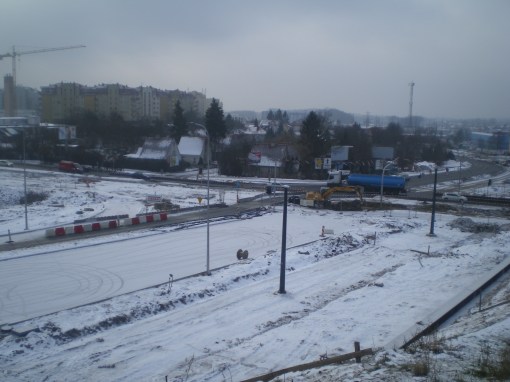 Budowa linii tramwajowej przy skrzyżowaniu ulicy Obiegowej z ulicą Pstrowskiego i aleją Sikorskiego (4 lutego 2015)