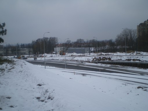 W głębi budowana podstacja trakcyjna przy ulicy Obiegowej (4 lutego 2015)