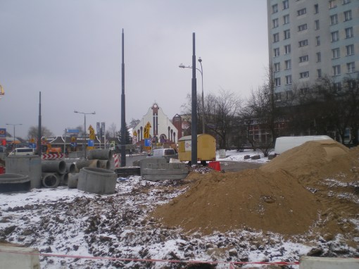 Słupy trakcji tramwajowej na placu Konstytucji 3 Maja (4 lutego 2015)