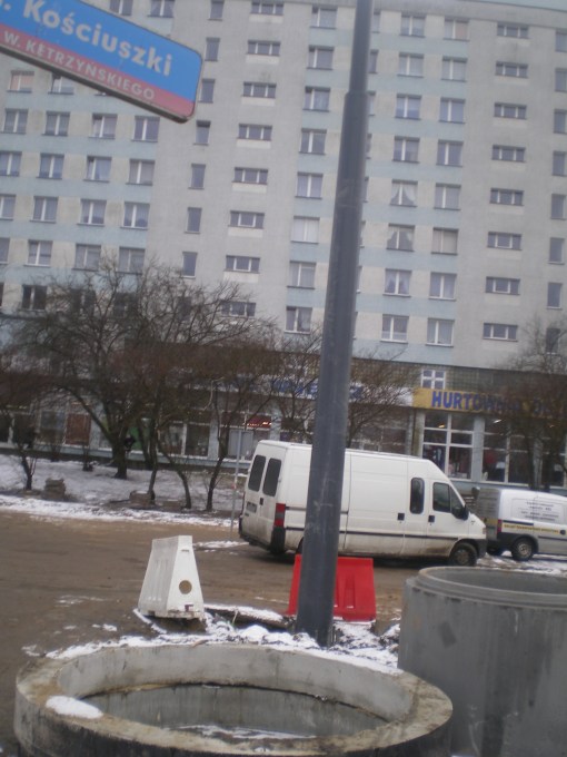 Słupy trakcji tramwajowej na placu Konstytucji 3 Maja (4 lutego 2015)