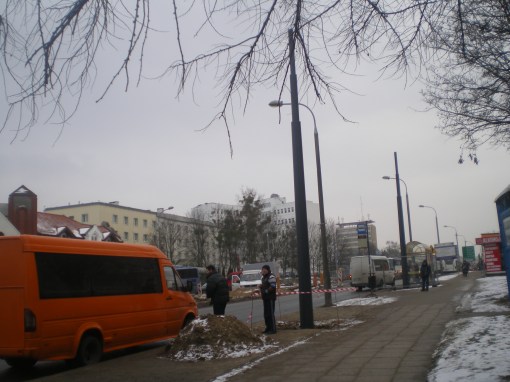 Słupy trakcji tramwajowej przy ulicy Dworcowej (4 lutego 2015)