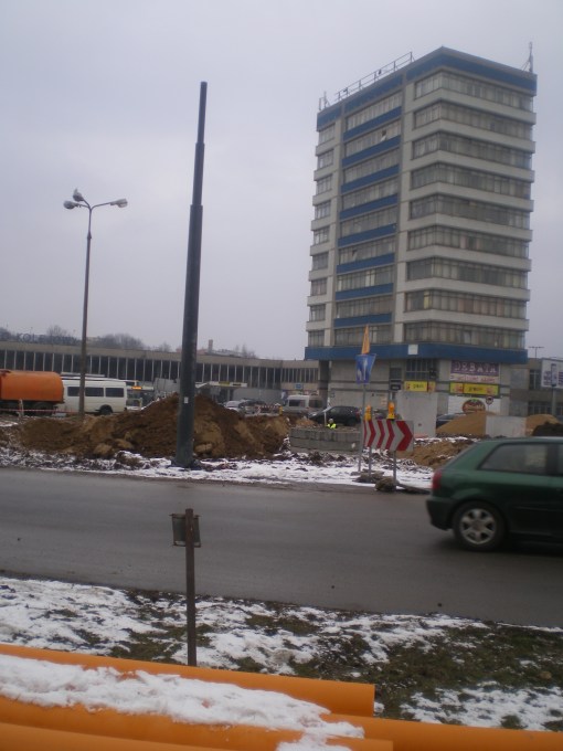 Słup trakcji tramwajowej na placu Konstytucji 3 Maja (4 lutego 2015)