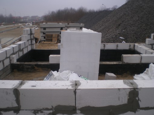 Budowa budynku socjalnego dla motorniczych przy przystanku końcowym u zbiegu ulic Witosa i Kanta (15 lutego 2015)