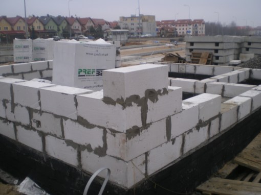 Budowa budynku socjalnego dla motorniczych przy przystanku końcowym u zbiegu ulic Witosa i Kanta (15 lutego 2015)