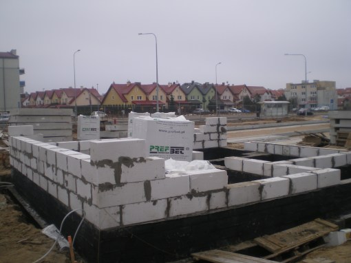 Budowa budynku socjalnego dla motorniczych przy przystanku końcowym u zbiegu ulic Witosa i Kanta (15 lutego 2015)