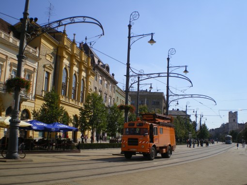 Samochód sieciowy (wieżowy) i dekoracyjne słupy trakcyjne na Kossuth tér w Debreczynie