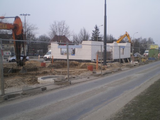 Budowa linii tramwajowej na placu Konstytucji 3 Maja (20 marca 2015) - budynek socjalny przy przystanku końcowym