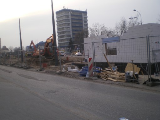 Budowa linii tramwajowej na placu Konstytucji 3 Maja (20 marca 2015) - budynek socjalny przy przystanku końcowym