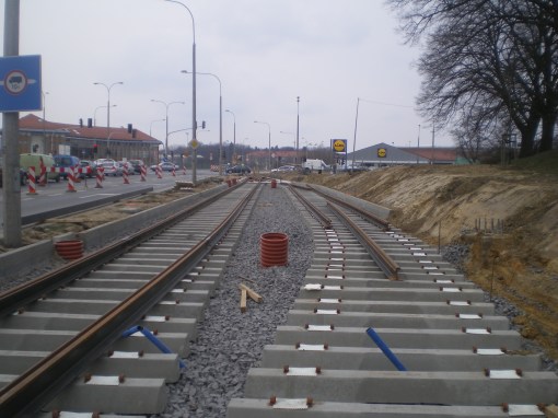 Budowa linii tramwajowej przy ulicy Tuwima (21 marca 2015) - mijanka przy osiedlu Mleczna
