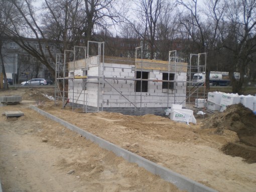 Budowa linii tramwajowej przy ulicy Tuwima (21 marca 2015) - budynek socjalny przy przystanku końcowym przy skrzyżowaniu z aleją Warszawską i ulicą Prawocheńskiego