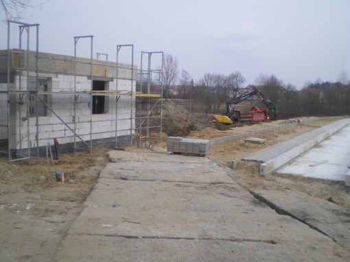 Budowa linii tramwajowej przy ulicy Tuwima (21 marca 2015) - budynek socjalny przy przystanku końcowym przy skrzyżowaniu z aleją Warszawską i ulicą Prawocheńskiego