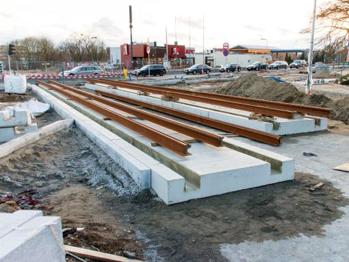 Budowa linii tramwajowej na skrzyżowaniu alei Sikorskiego oraz ulic Pstrowskiego i Obiegowej (3 kwietnia 2015)